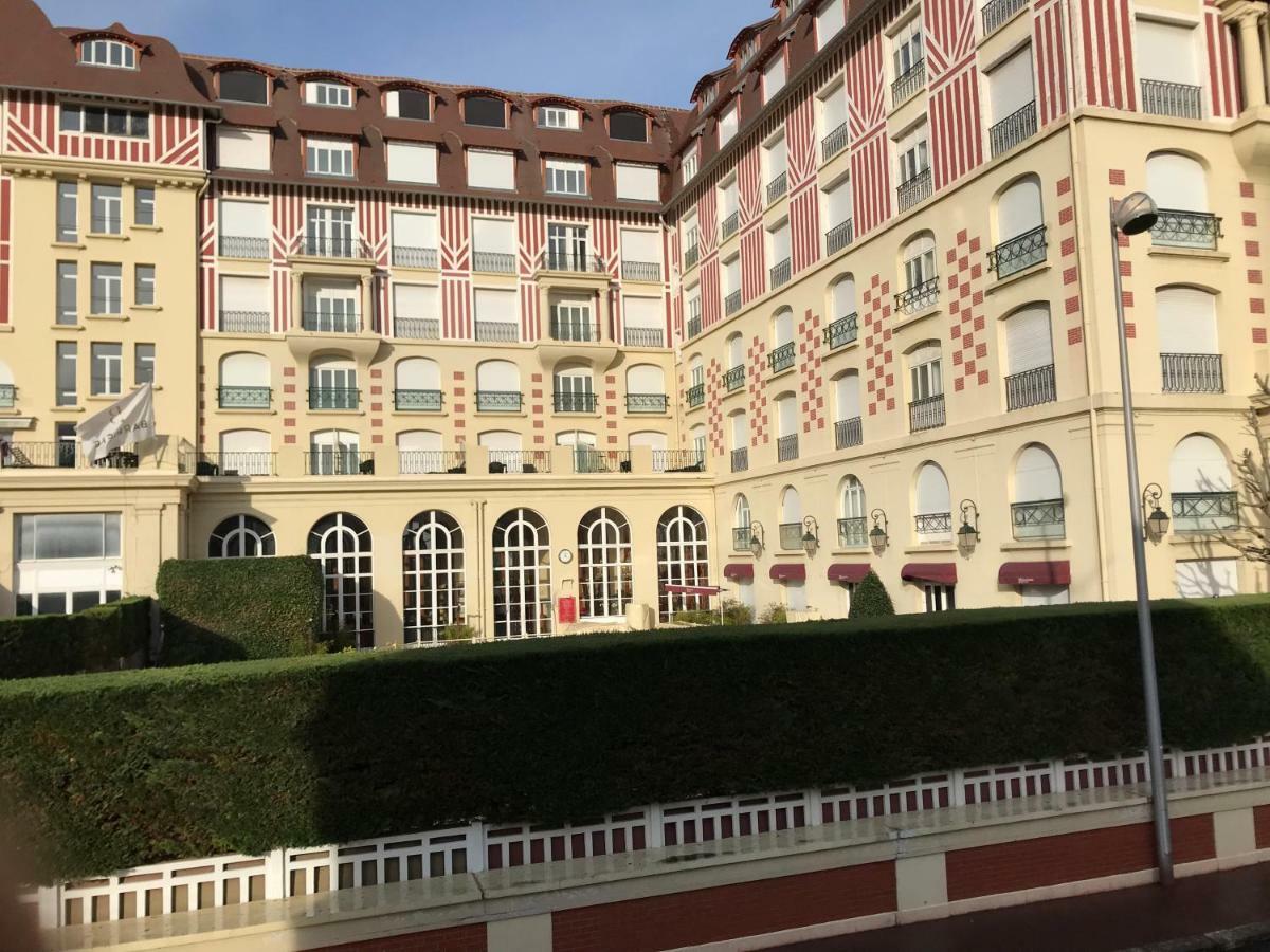 Apartament Le Royal Deauville Zewnętrze zdjęcie